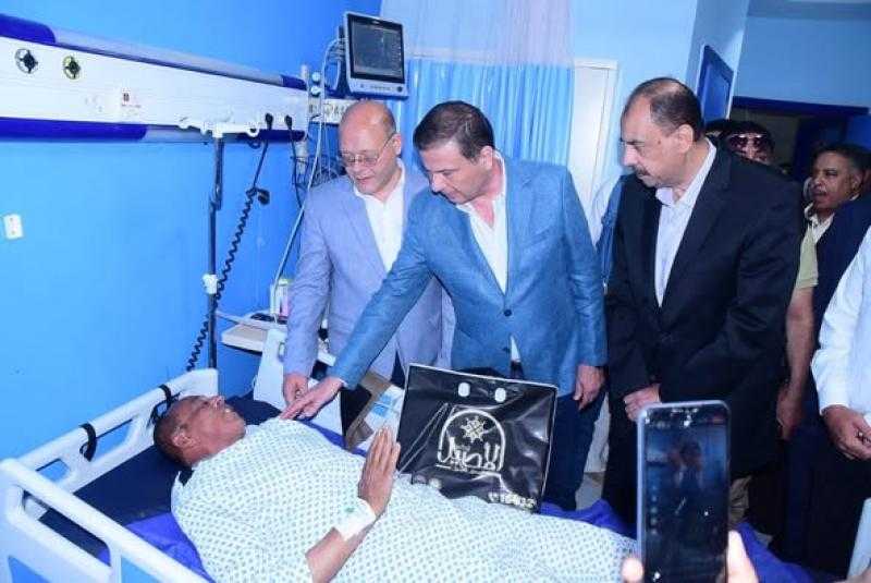 وزير الزراعة يزور مسئول حماية الأراضي المصاب بمستشفى سوهاج.. ويمنحه ترقية استثنائية ومكافأه 25 ألف جنيه