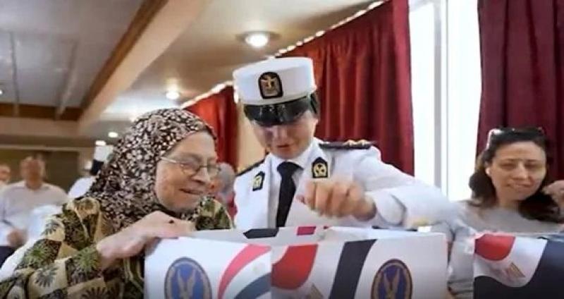 الداخلية تحتفل مع كبار السن بعيد الأضحى وتقدم الهدايا لهم