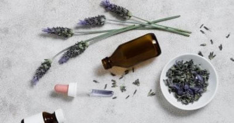 5 زيوت عطرية طبيعية تعطر بيتك بأمان وتقضي على الروائح الكريهة