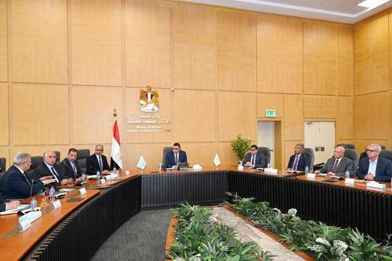 وزير الإسكان يتابع موقف مشروعات المرافق على مستوى الجمهورية وموقف توطين الصناعة