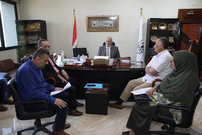 سكرتير عام بني سويف يتابع موقف تحصيل المستحقات عن مشاريع الصرف الزراعي المُغطى
