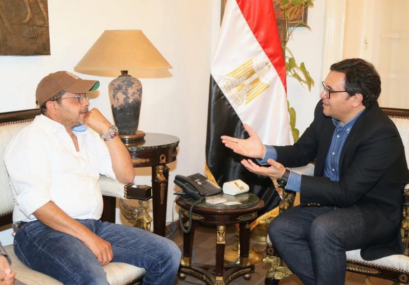 وزير الثقافة يلتقي النجم محمد هنيدي لبحث تقديم عروض مسرحية بالمحافظات