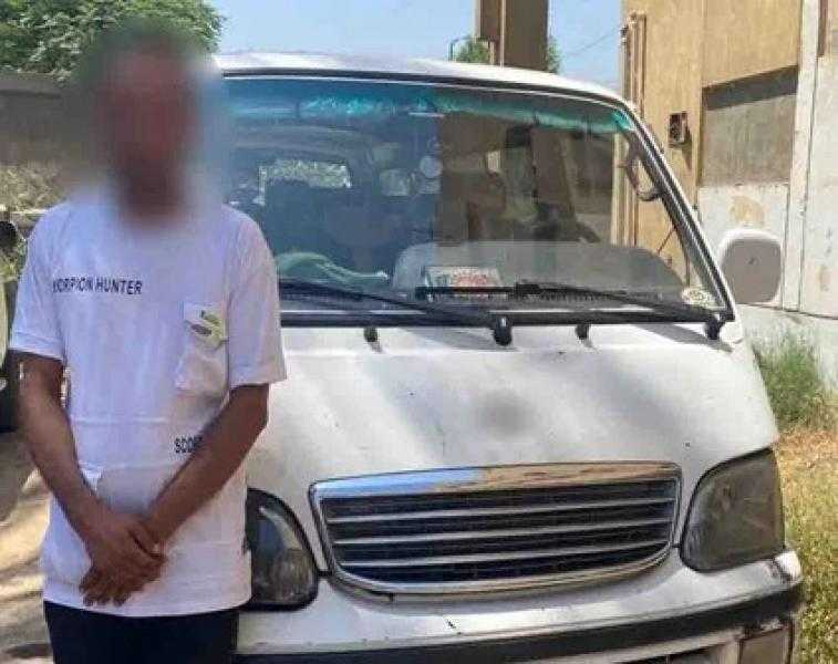 القبض على سائق ميكروباص فتح باب سيارته وقام بأداء استعراضات في طريق سريع بالقاهرة.. فيديو