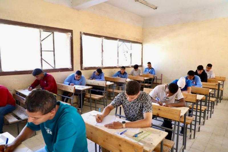 أول أيام الامتحانات.. بدء تشغيل كاميرات مراقبة لجان الثانوية العامة وتوزيع أوراق الأسئلة والإجابات