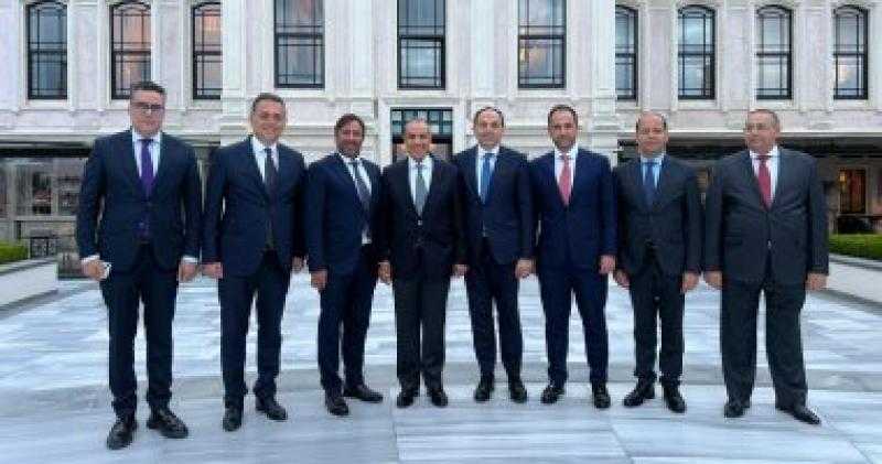 وزير الخارجية يلتقي بمجموعة من رجال الأعمال الأتراك خلال زيارته لإسطنبول