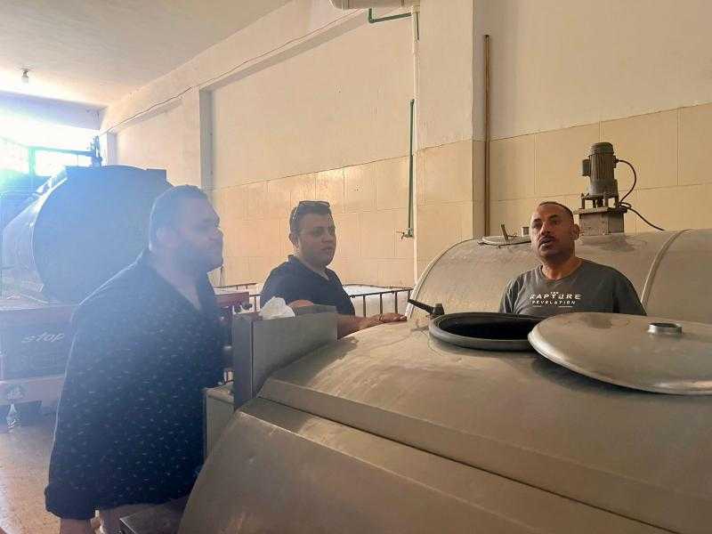 ضبط والتحفظ على 5 أطنان من الألبان غير صالحة للاستهلاك في بني سويف
