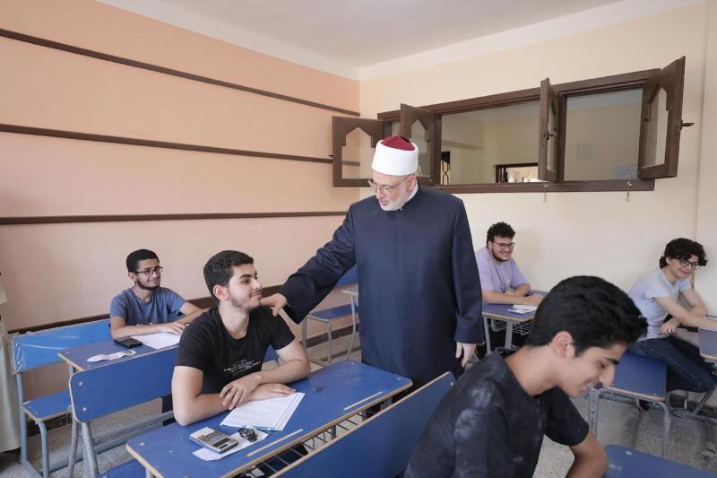 وكيل الأزهر يتفقد لجان معاهد العبور في امتحان الكيمياء.. ويُطمئن الطلاب على مادة الفيزياء |صور