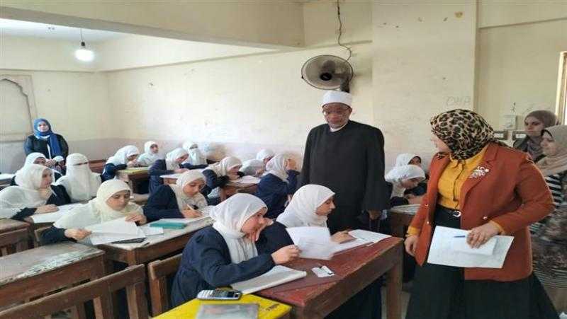 الثانوية الأزهرية.. طلاب القسم العلمي يؤدون امتحان مادة التوحيد.. اليوم