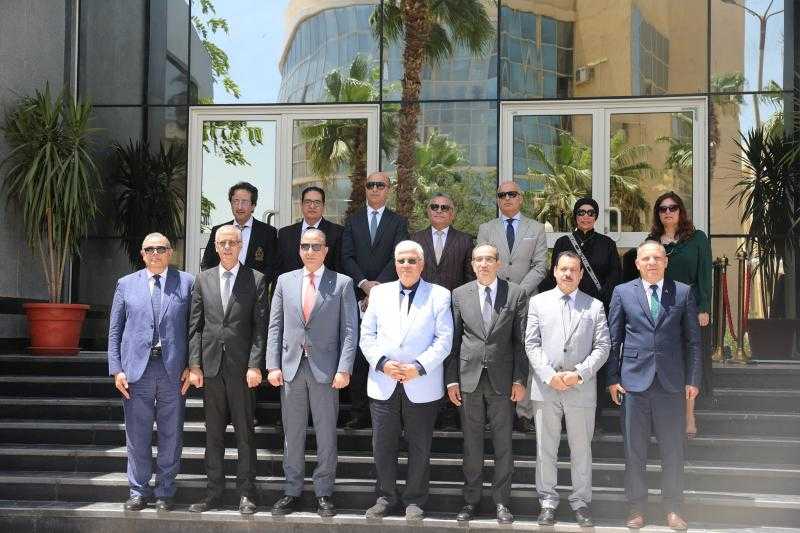 وزير التعليم العالي يعقد اجتماعًا مع رؤساء الجامعات الحكومية المنبثقة منها جامعات أهلية جديدة