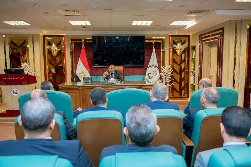 وزير الإنتاج الحربي يلتقي رؤساء البعثات الدبلوماسية والقنصلية المصرية بالخارج