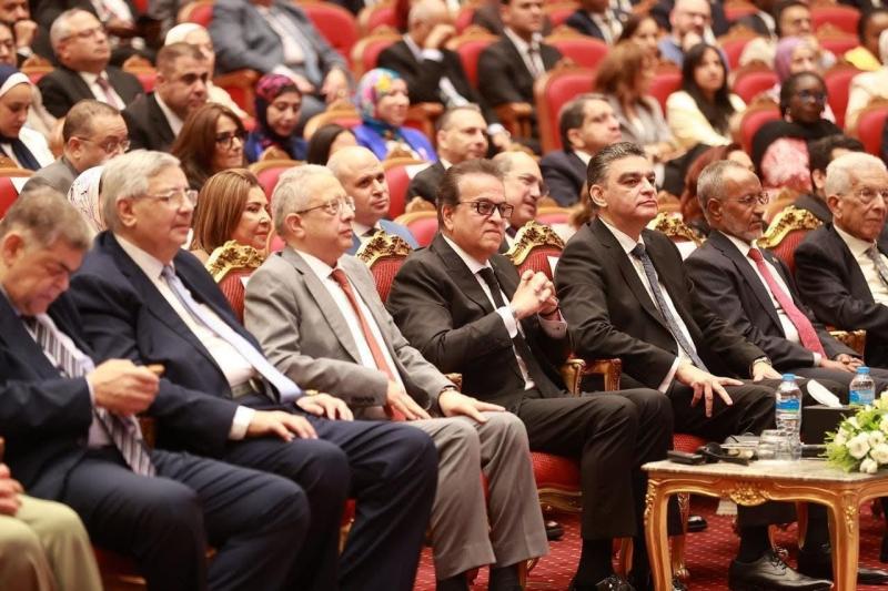 وزير الصحة يتفقد المعرض الطبي الإفريقي الرابع ويؤكد العمل على ريادة مصر في الصناعات الطبية الثقيلة