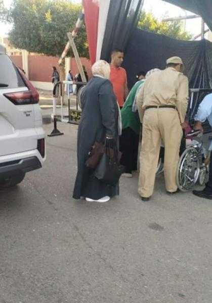 على كرسي طبي.. الأمن يساعد طالبة على دخول لجنة امتحانات الثانوية العامة في الشرقية