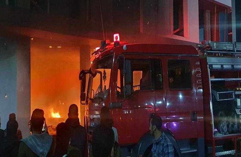 إخماد حريق داخل مخزن كرتون بمنطقة الهرم