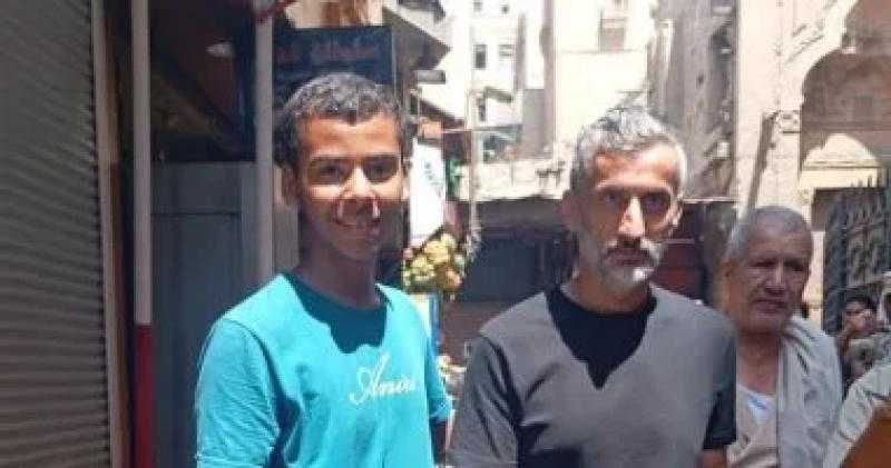 ريبيرو مدرب الأهلي يتجول فى شارع المعز ويلتقط صورا مع الجماهير