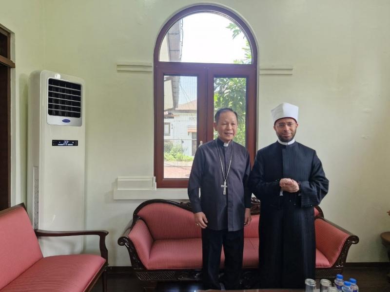 رئيس أساقفة مانيلا يستقبل وزير الأوقاف لبحث التعاون المشترك وتبادل الزيارات