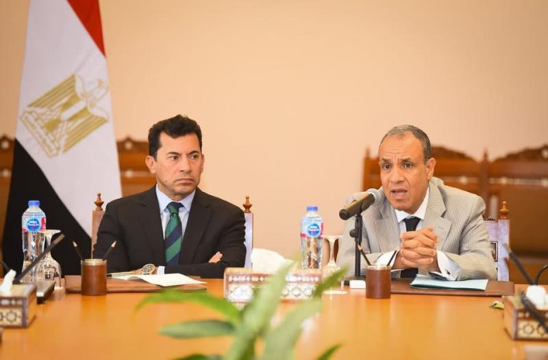 وزير الخارجية والهجرة يستقبل وزير الشباب والرياضة ويلتقى مع مجموعة من الشباب المشاركين فى نموذج محاكاة مجلس الشيوخ