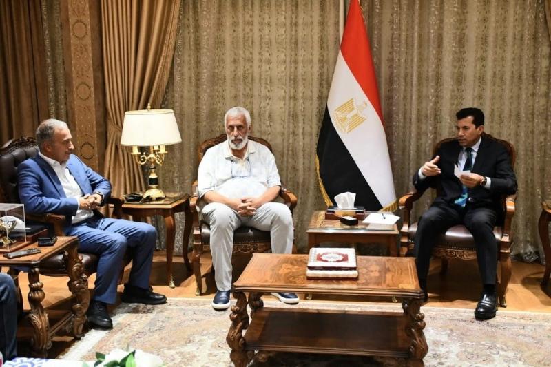 وزير الرياضة يلتقي مجموعة من المستثمرين المصريين لبحث عمل شراكة وطنية