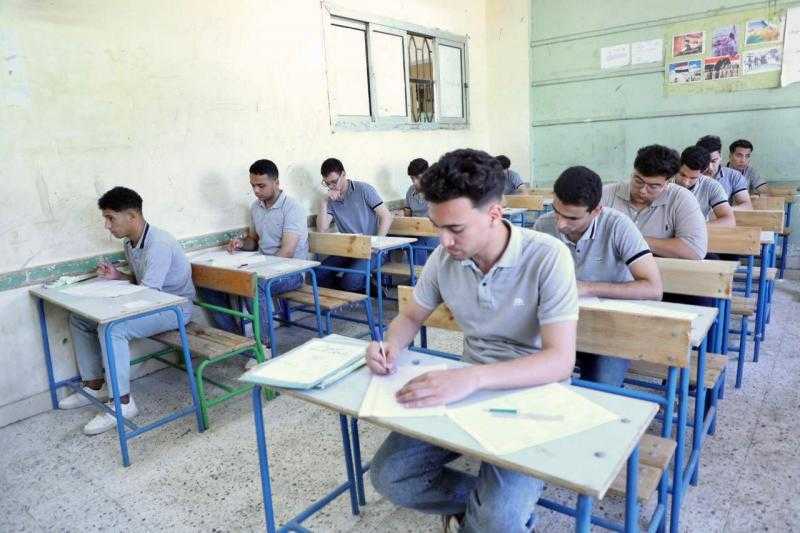 طلاب الثانوية العامة يبدأون امتحانى الرياضيات البحتة والجيولوجيا