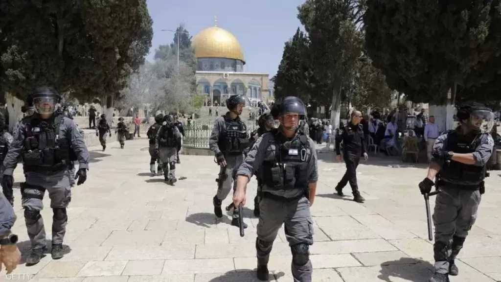 عشرات المستوطنين يقتحمون باحات الأقصى واعتقال 21 فلسطينيا من الضفة
