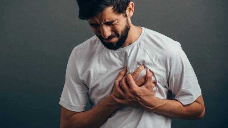 طبيب يحذر: آلام المعدة والصدر قد تكون مؤشرًا لأزمات قلبية