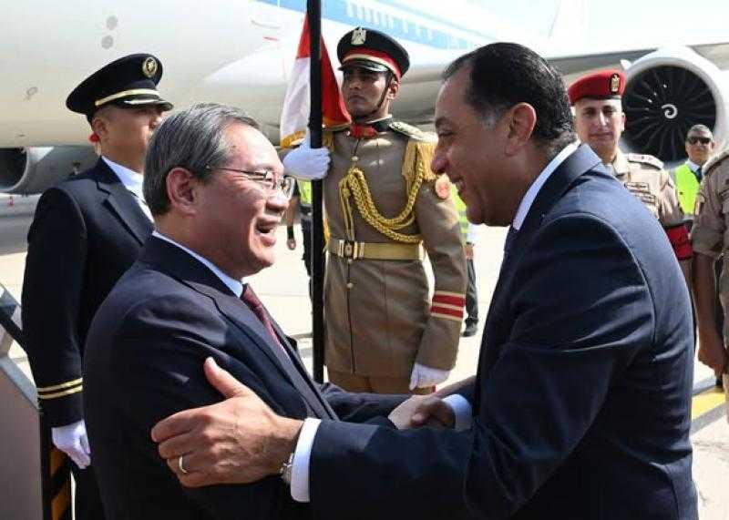 رئيس الوزراء يستقبل رئيس مجلس الدولة الصينى بمطار القاهرة