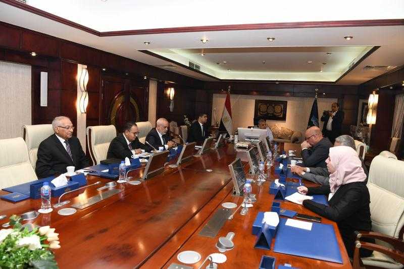 رئيس قناة السويس يبحث مع UW القبرصية رفع تنافسية ترسانة بورسعيد البحرية