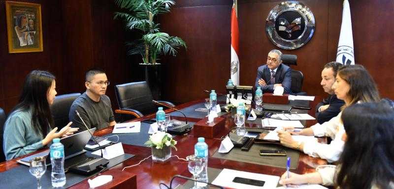الهيئة العامة للاستثمار تبحث سُبل نقل سلاسل الإنتاج الصينية في قطاع الملابس إلى مصر