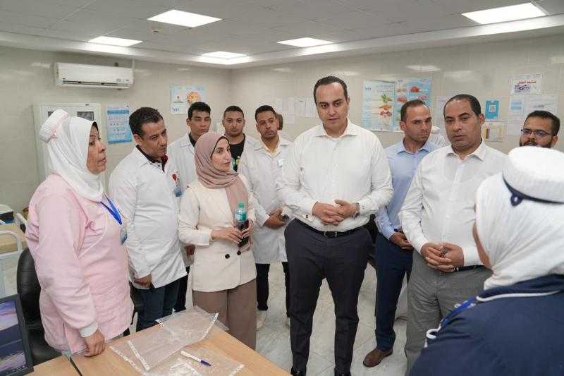 رئيس هيئة الرعاية الصحية يتفقد عيادات مركز طب أسرة القنطرة شرق بالإسماعيلية ويستمع إلى آراء المنتفعين