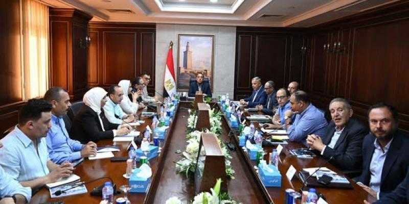 رئيس الوزراء يستعرض مقترحا للشراكة بين الدولة والقطاع الخاص والمجتمع المدني لإنشاء شبكة رعاية صحية بالإسكندرية