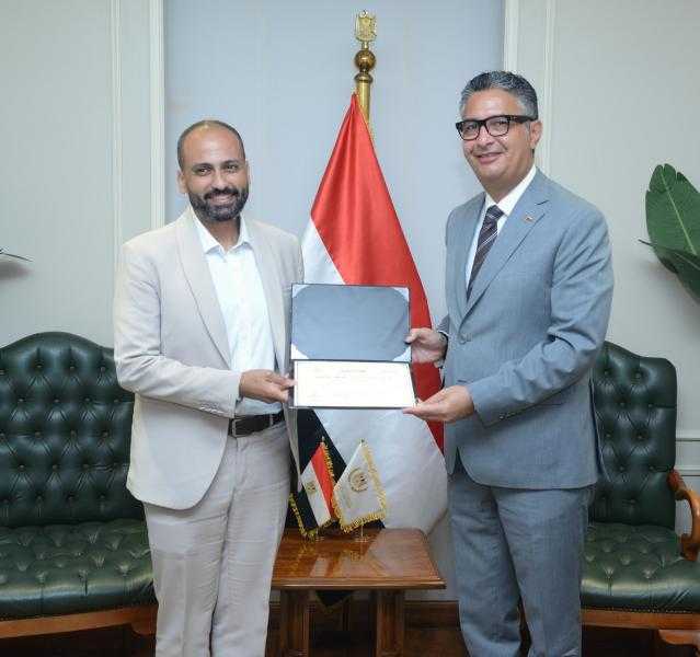 وزير التموين يكرم صاحب أفضل فكرة عبر ”منصة حوار” والمتعلقة بتتبع السلع الغذائية