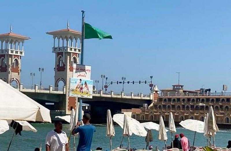 رفع رايات خضراء وصفراء على شواطئ الإسكندرية