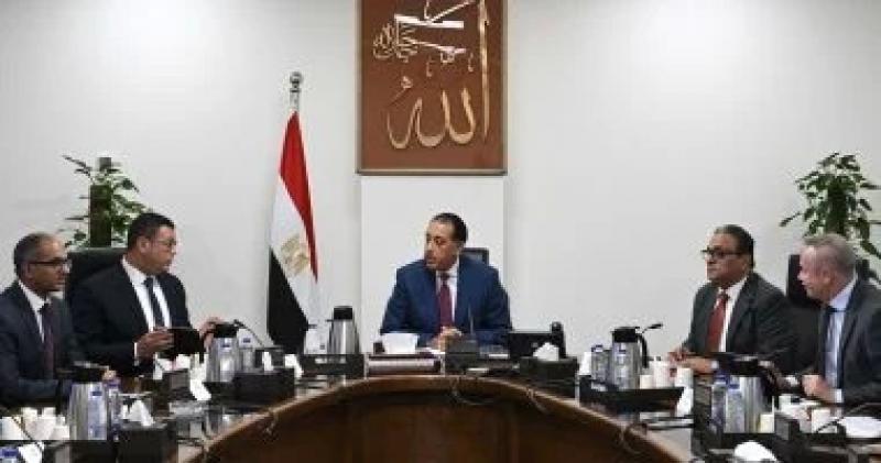 رئيس الوزراء يؤكد على دور الجامعات الأهلية فى دعم البحث العلمى فى مصر