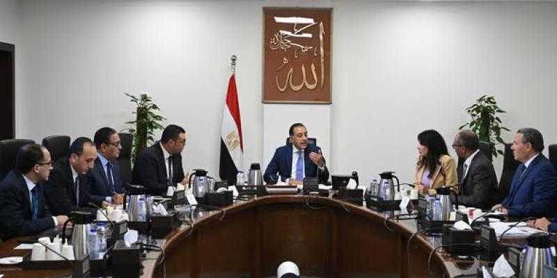 رئيس الوزراء يُتابع الخطة التنفيذية لمحطات تحلية مياه الساحل الشمالي الغربي
