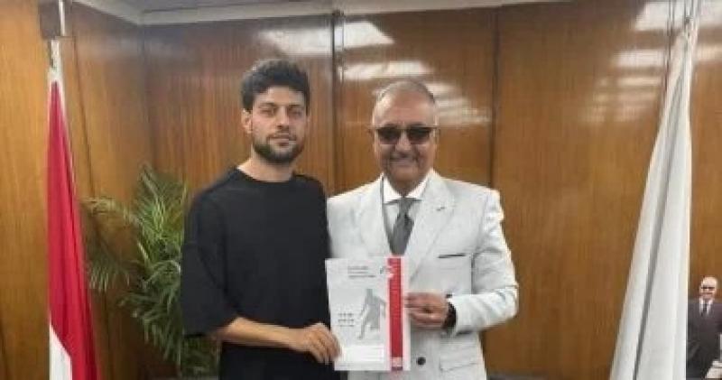 مصطفى شلبى يوقع عقود انتقاله إلى البنك الأهلى