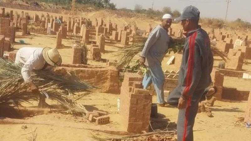 حمله تطوعية لنظافة مقابر موط في الوادي الجديد.. صور