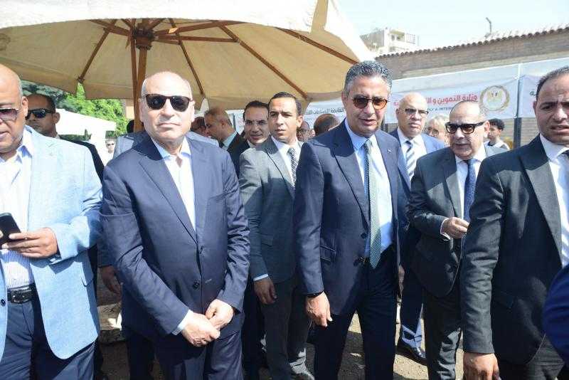 وزير التموين ومحافظ القاهرة يفتتحان سوق ”اليوم الواحد” بمنطقة الجمالية
