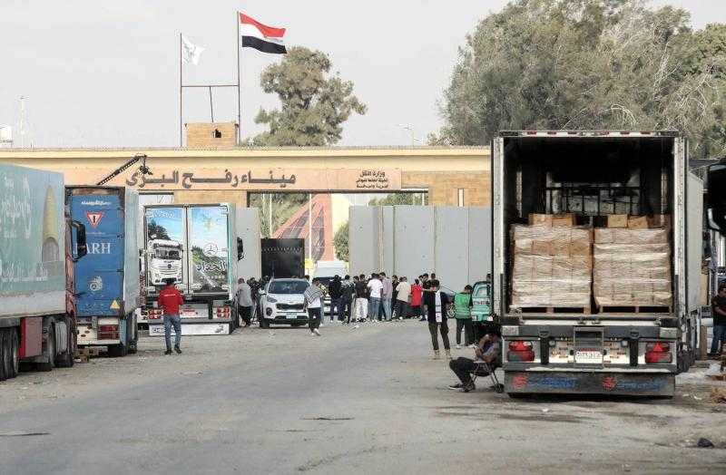 قافلة « زاد العزة» تواصل تقديم المساعدات لليوم الثاني إلى قطاع غزة