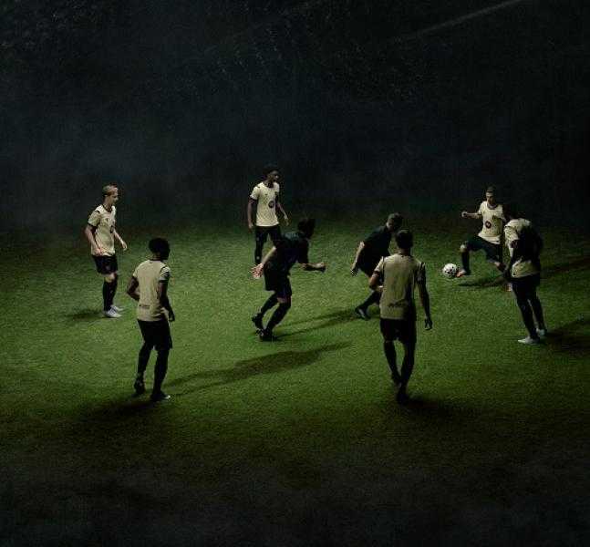 رسميا.. برشلونة يعلن قميصه الاحتياطي