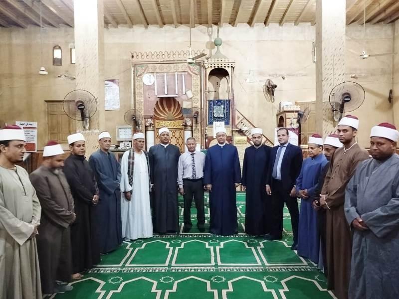 وفد من أوقاف سوهاج يزور قرية برخيل المتضررة من الحرائق