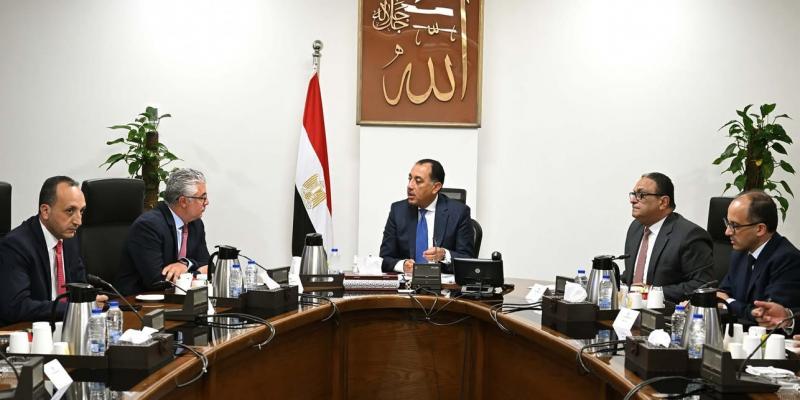 رئيس الوزراء يتابع مع رئيس الهيئة العامة للمنطقة الاقتصادية لقناة السويس عدداً من ملفات العمل