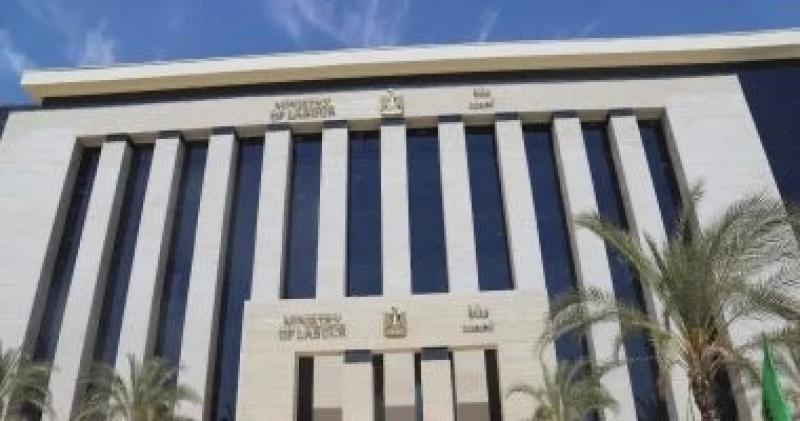 قانون العمل يجيز الترخيص بمزاولة نشاط إلحاق المصريين للعمل بالخارج بشروط