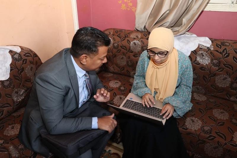 وزارة الاتصالات تسلم الأولى على الثانوية الأزهرية مكفوفين ”لاب توب”