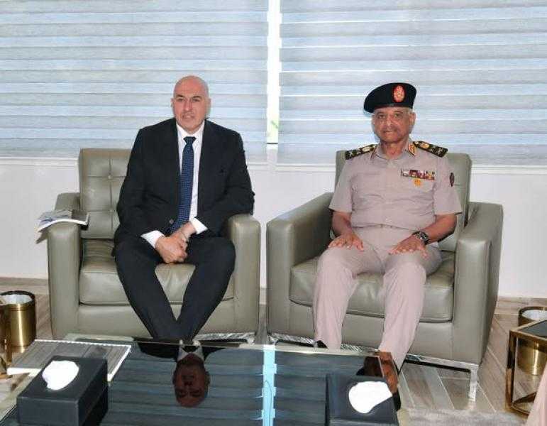 الفريق أول عبد المجيد صقر يلتقى وزير دفاع جمهورية إيطاليا