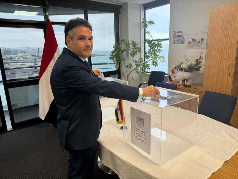 سفير مصر بنيوزلندا وأفراد السفارة يدلون بأصواتهم في انتخابات مجلس الشيوخ 2025