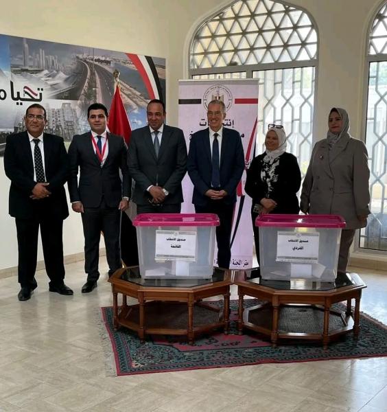 الجالية المصرية في سلطنة عُمان تتوافد على مقر السفارة للتصويت بانتخابات مجلس الشيوخ