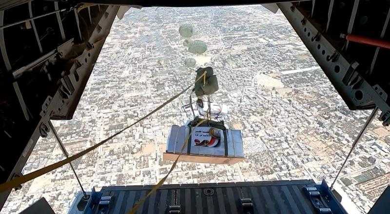 مصر تواصل أعمال الإسقاط الجوي للمساعدات الإنسانية على قطاع غزة استمرارًا لتوجيهات الرئيس السيسي