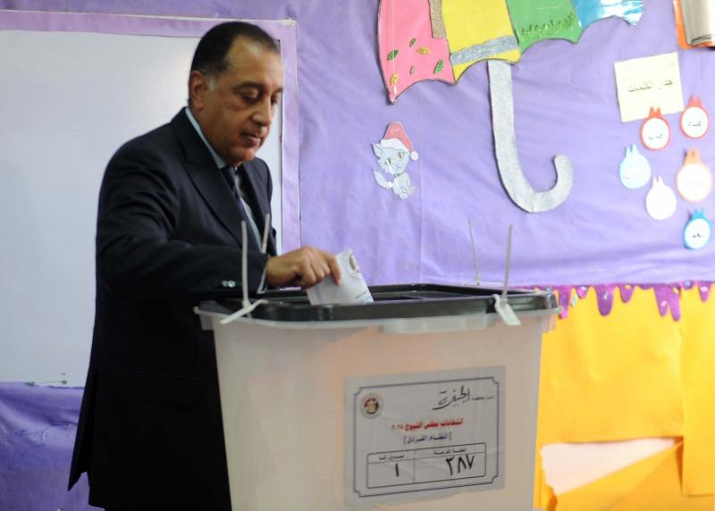 رئيس الوزراء يُدلي بصوته في انتخابات مجلس الشيوخ ويدعو الناخبين للمشاركة الجادة