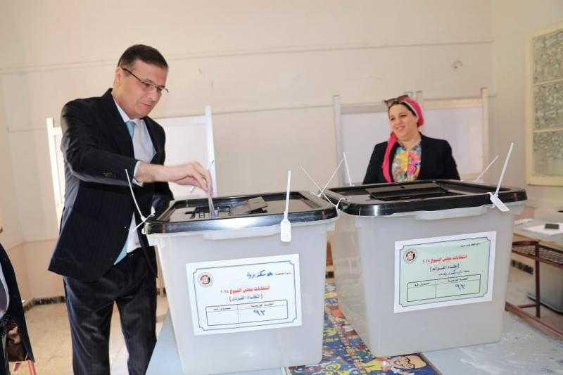 وزير الزراعة يدلي بصوته في انتخابات الشيوخ بالإسكندرية