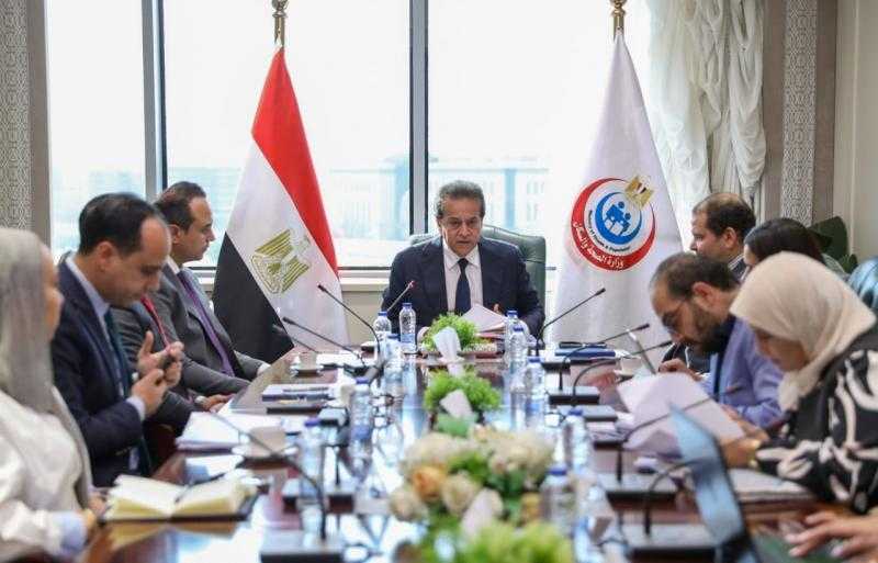 وزير الصحة يعقد اجتماعًا مع التأمين الصحي الشامل والرعاية الصحية لمتابعة مستوى جودة الخدمات المقدمة للمواطنين