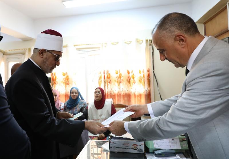 مفتى الجمهورية يدلى بصوته فى انتخابات الشيوخ ويؤكد: المشاركة مسؤولية وطنية